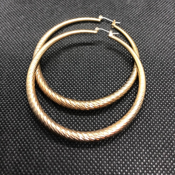 Gold hoop earrings - Picture 4 of 6